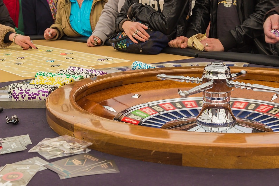 des joueurs autour d'une table de roulette au casino