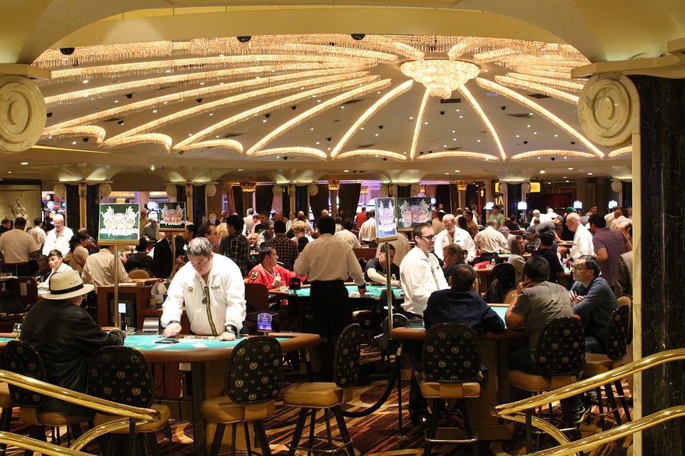 plan large d'une salle de casino avec des tables de jeu