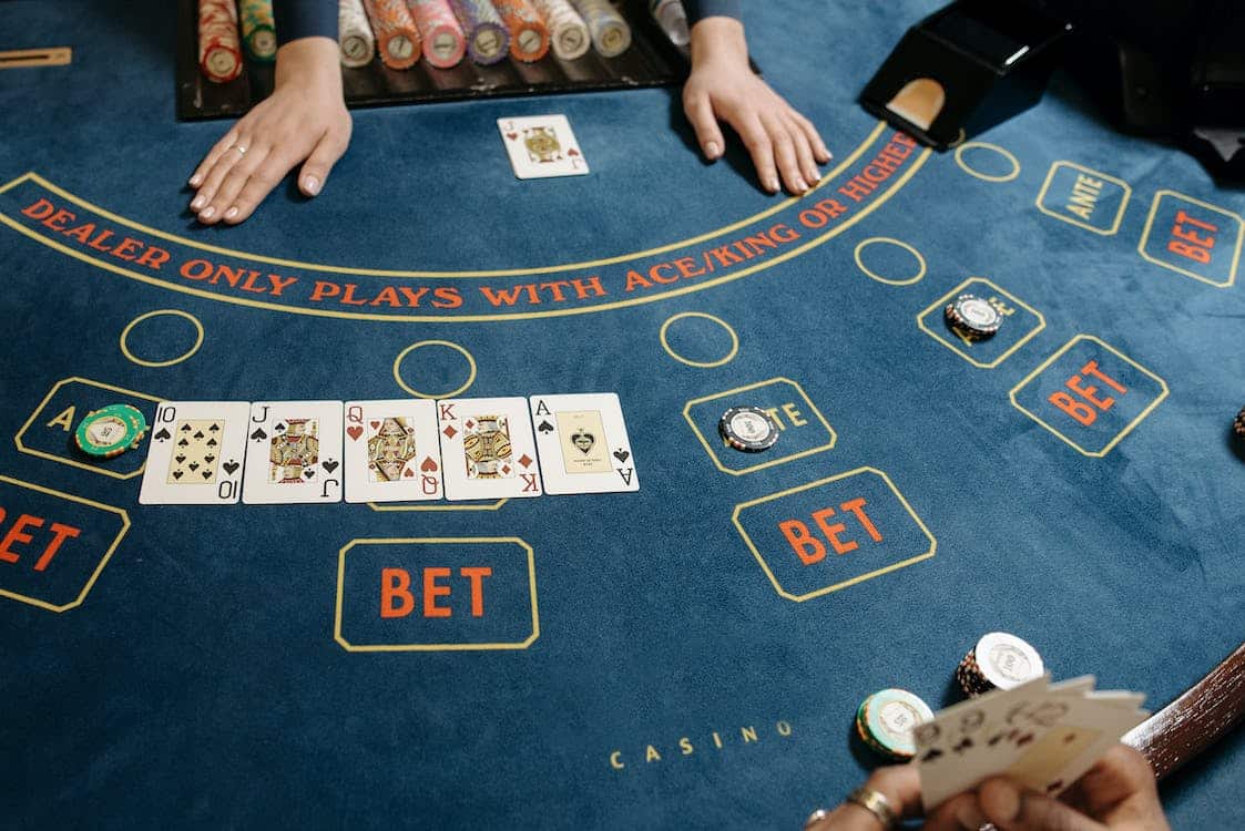 quinte flush sur une table de poker au casino