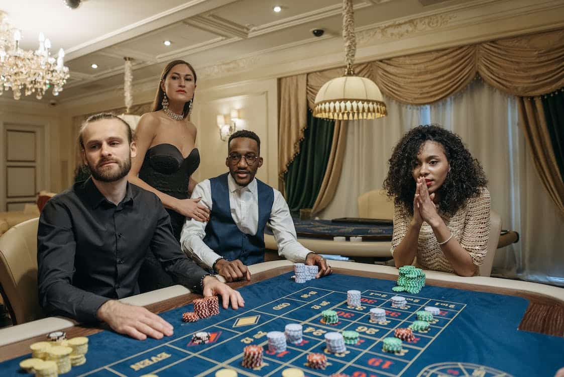 des joueurs les yeux rivés sur la boule autour joue a la roulette au casino